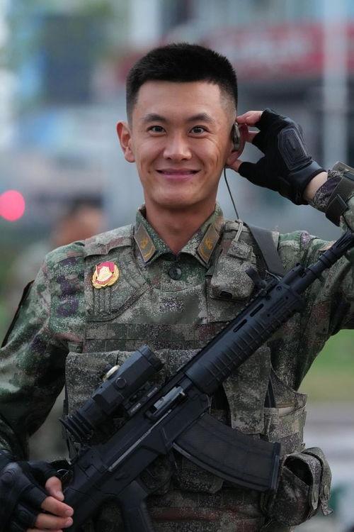 帅气的兵哥哥图片,坚毅眼神下的帅气瞬间